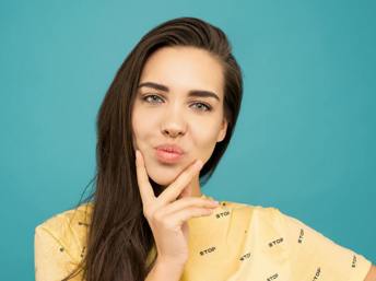 mujer con actitud pensativa