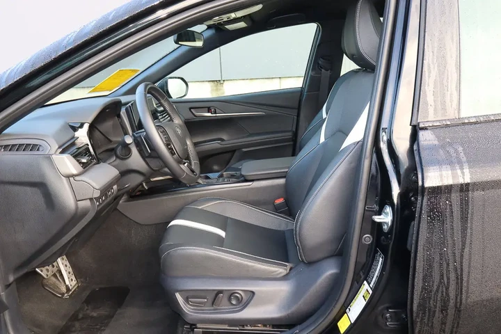 $25988 : 2025 Camry SE image 7