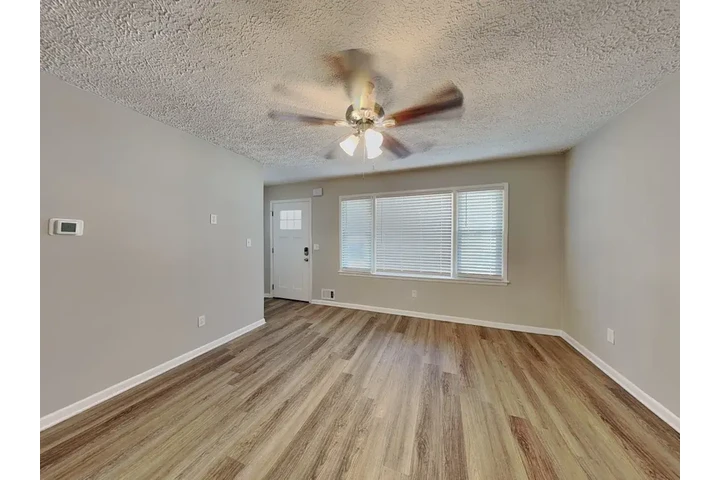 $1050 : SINGLE FAMILY HOUSE image 4