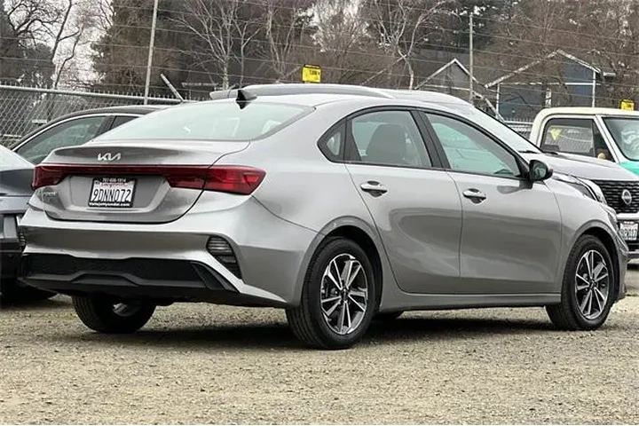 $16390 : Kia Forte 2023 LXS 4dr Sedan image 5