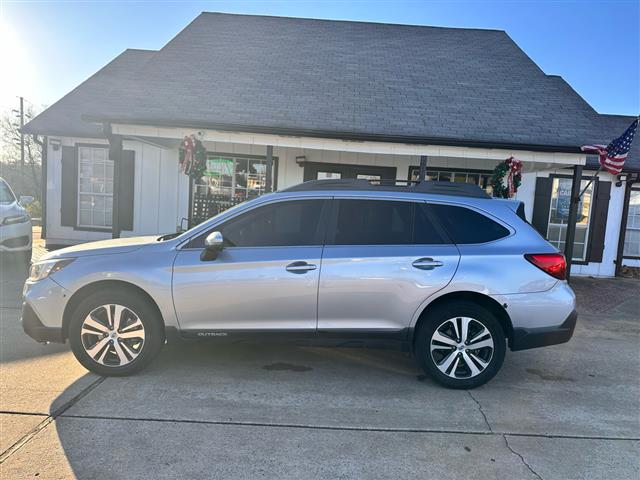 2019 Outback image 8