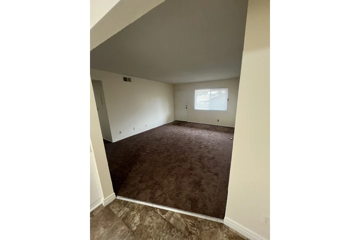 $2400 : AMPLIO APT 2 CUARTOS LYNWOOD image 2