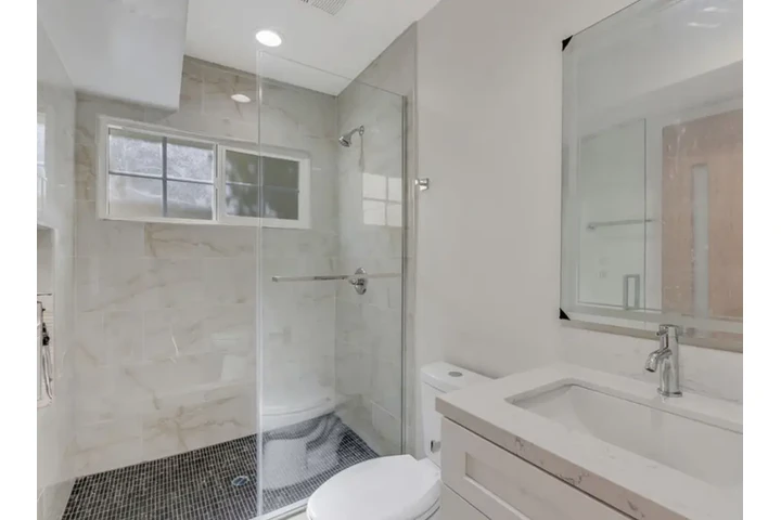 $1550 : Available 1Bed Apt in Carson image 8