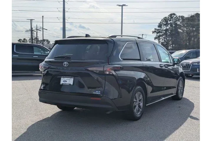 $39995 : Toyota Sienna 2024 XLE 8-Pas image 5