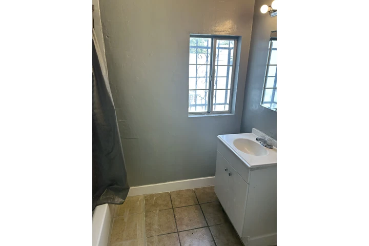 $1150 : 2 bdrm 1 bath duplex for rent image 9