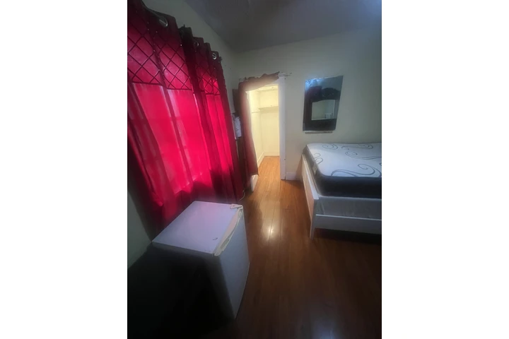 $750 : Cuarto en renta image 5