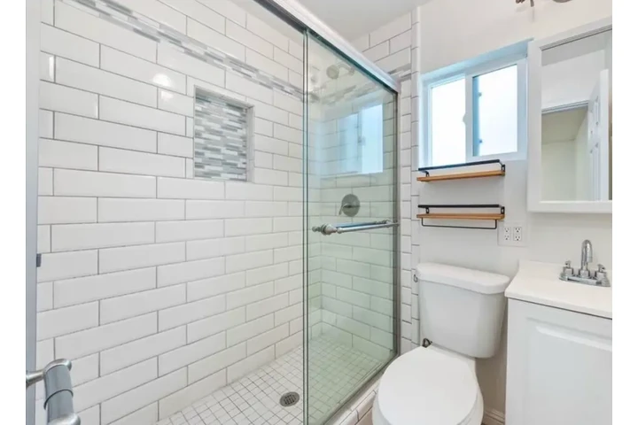$2000 : 2 Bed 2 Bath in West Adams, LA image 9