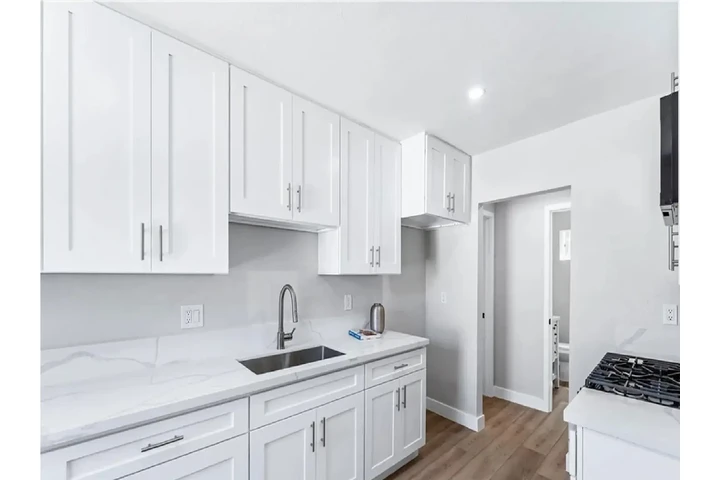 $1000 : Charming beautifully renovated image 5