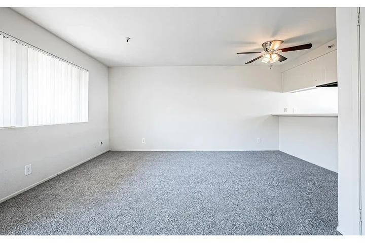 $1795 : Courtyard 1 Bd 1 Bath $1,795 image 3