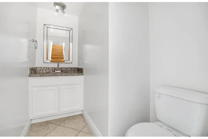 $2500 : 3 Bed 2 Bath  W Adams Blvd, LA image 10