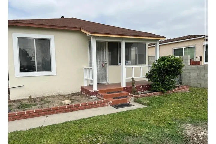 $1780 : 1,028 square foot house image 3