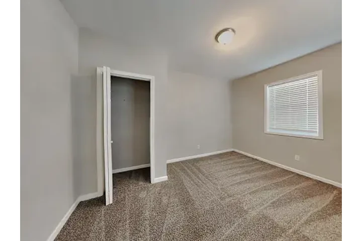 $1050 : SINGLE FAMILY HOUSE image 6