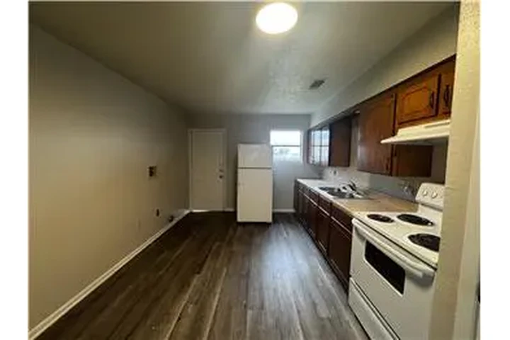 $750 : Rental property with 2 bedro image 9