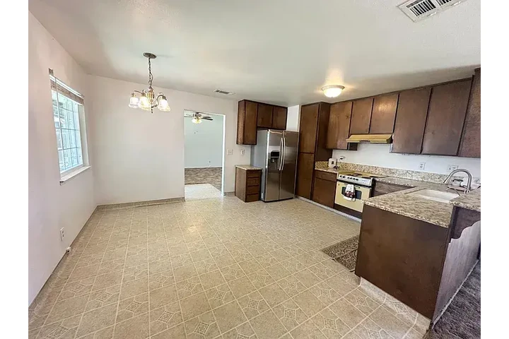 $2000 : CHARMING SINGLE FAM HOME image 6