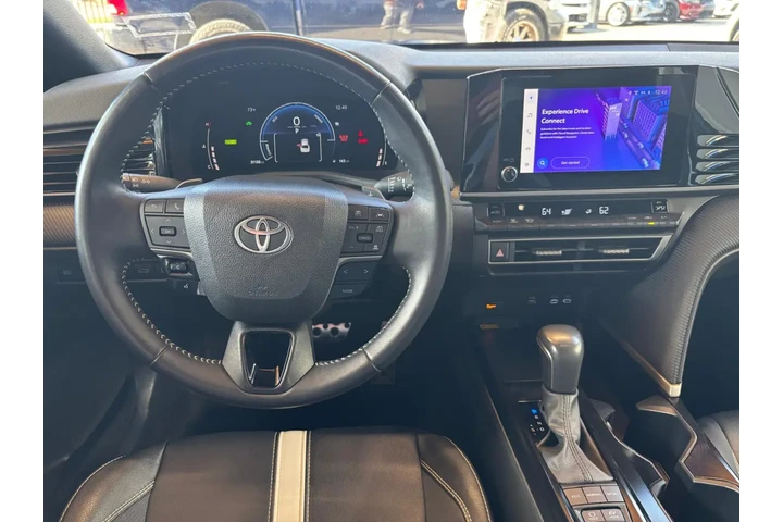 2025 Camry SE image 8