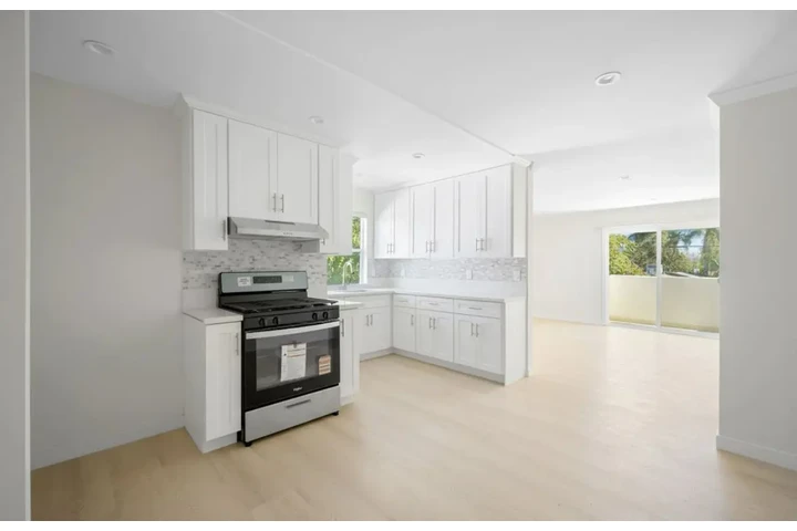 $2000 : 2 bedroom apartment in Carson image 3