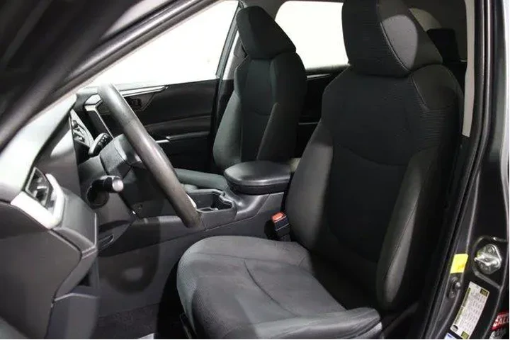 $29998 : Toyota RAV4 2023 AWD LE 4dr image 5