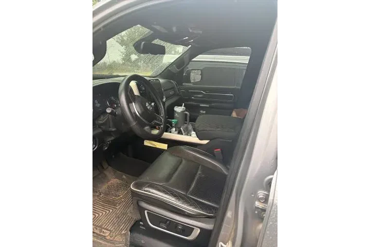 $30975 : Ram 1500 2019 4x4 Laramie 4d image 2