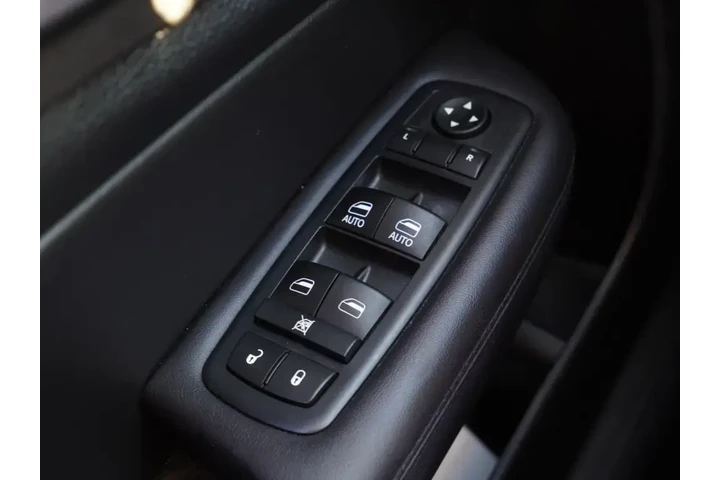 $8812 : Chrysler 200 2017 Limited 4d image 10