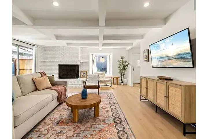 $1595 : Lovely home 4 rent image 1