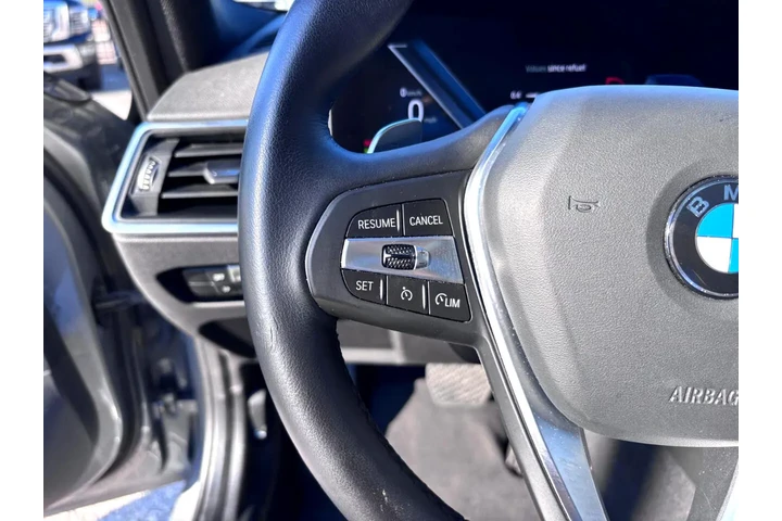 2024 BMW 3 Series 330i Sedan image 9