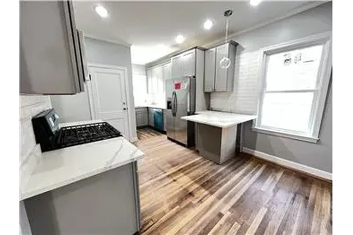 $3600 : Rental property with 3 bedro image 3