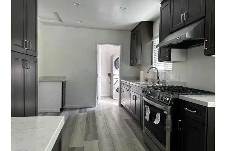 $2500 : 3 Bed 2Bat Home in South Gate image 3