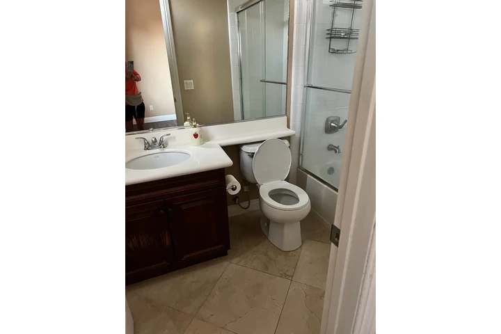 $950 : Se Renta Cuarto image 2