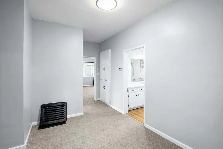 $800 : 2 Spacious Bedrooms all newly image 7