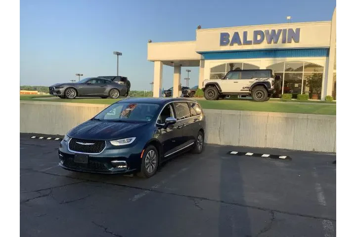 $33950 : Chrysler Pacifica Plug-In Hy image 3