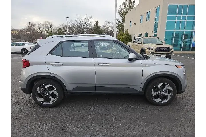 $19851 : Hyundai VENUE 2025 SEL 4dr C image 9