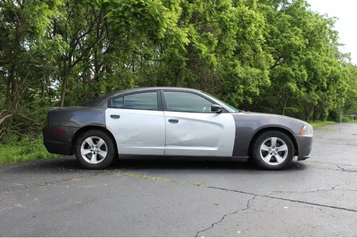 2013 Charger SE image 4