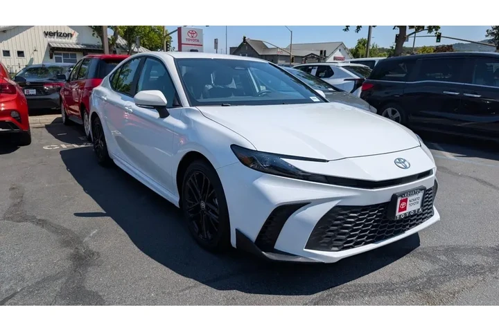 $29399 : Gold Certified2025 Camry SE image 3