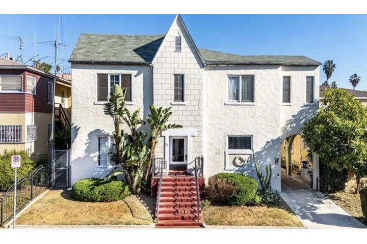 $1970 : 2 Bed 2 bath Apt W Pico Blvd image 1