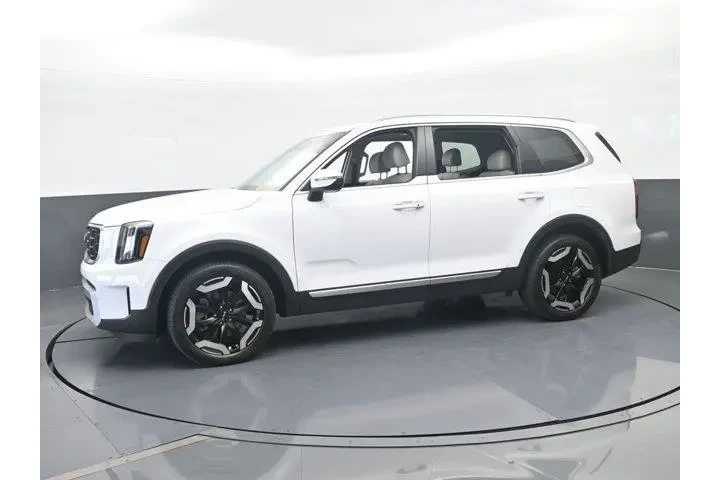 $33700 : Kia Telluride 2024 S 4dr SUV image 2