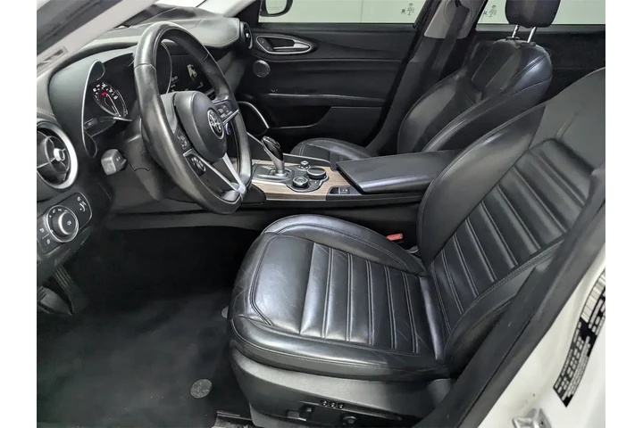 $16197 : Alfa Romeo Giulia 2017 Ti 4d image 10