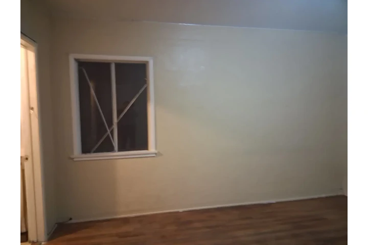 $1100 : Cuarto grande disponible ya image 1