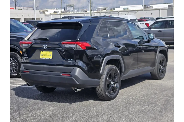 $22791 : Toyota RAV4 2021 AWD XLE 4dr image 4