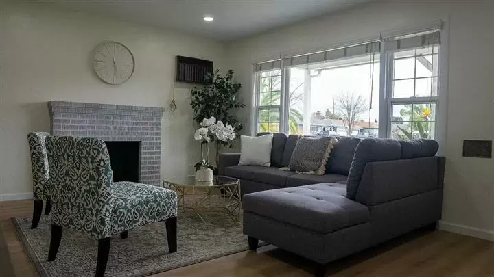 $1100 : property is NEWLY REMODELED . image 2