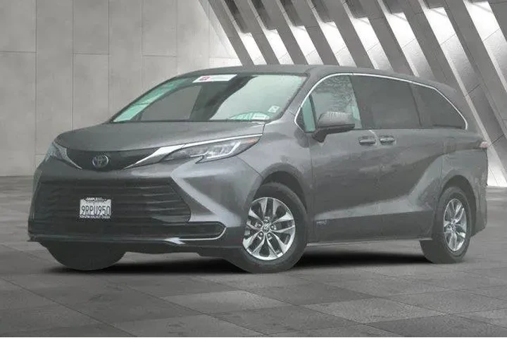 $27800 : Toyota Sienna 2021 LE 8-Pass image 2