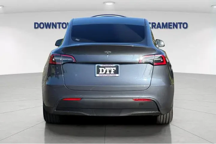 $29377 : Tesla Model Y 2023 AWD 4dr C image 9