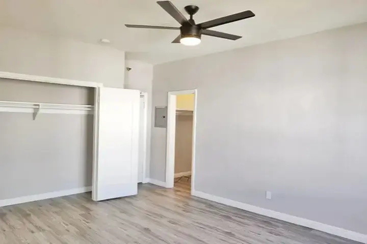 $1900 : 3 Bedroom Apt in Central LA image 2