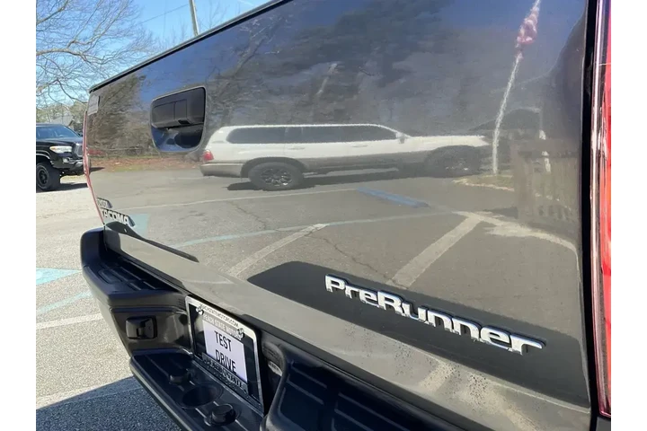 $18985 : Toyota Tacoma 2015 4x2 PreRu image 10