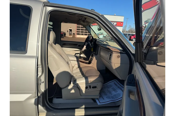 $3980 : 2005 Escalade 4dr AWD image 8