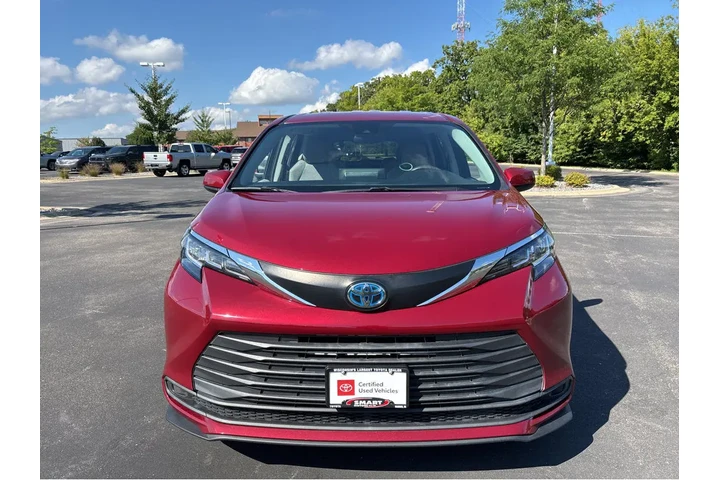 $32979 : Gold Certified2021 Sienna LE image 7