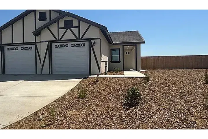 $900 : Open concept with high ceiling image 1