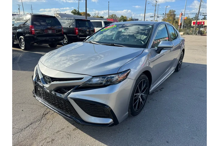 $24980 : 2023 Camry SE 4D image 6