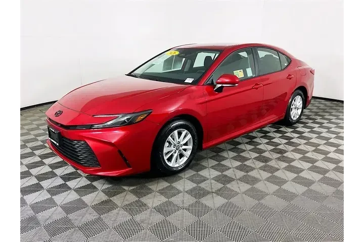 $31900 : Toyota Camry 2026 LE 4dr Sed image 3