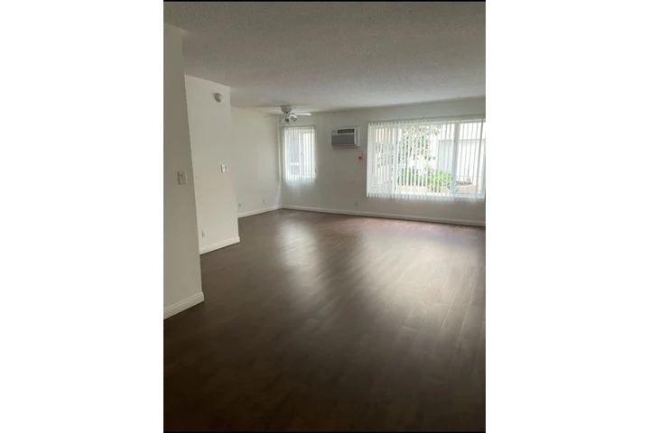 $1300 : Wilshire Hampshire tower image 6