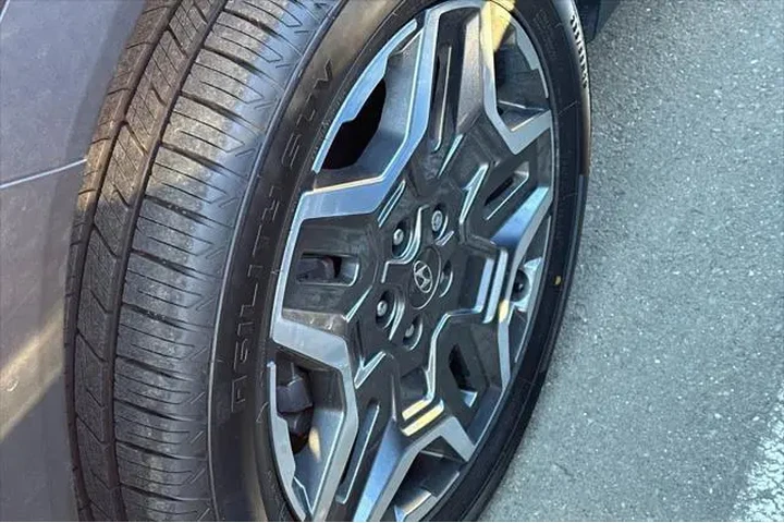 $32990 : Hyundai SANTA FE Plug-In Hyb image 4